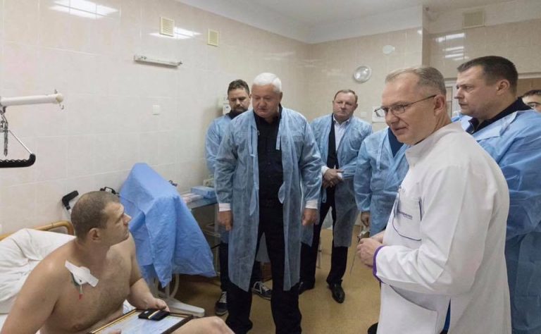Борис Филатов проведал раненых днепровских полицейских (ФОТО)