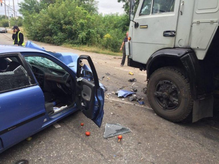 «Daewoo Lanos» занесло под «КамАЗ»: пострадали 4 человека (фото)
