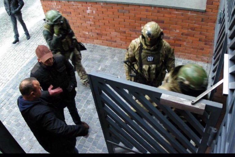 «Даже бронетранспортер подкатили»: новые обыски у Корбана (фото)