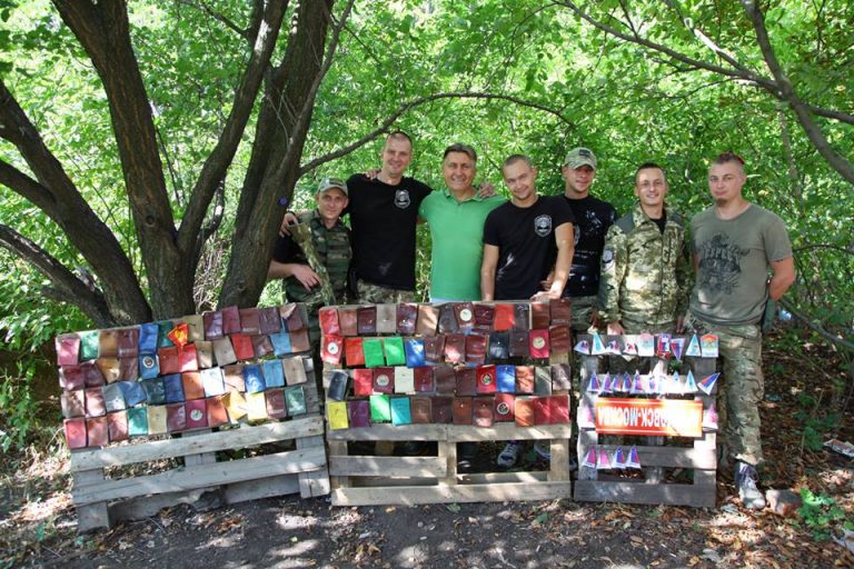 Днепровский полк «Днепр-1» декоммунизирует обложки паспортов (фото)