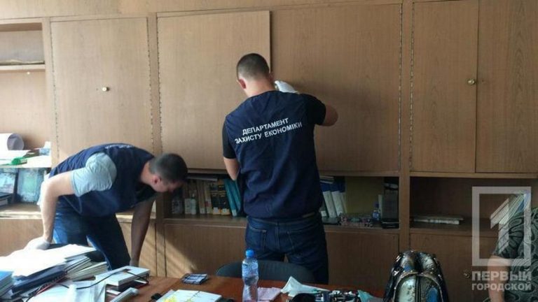 Доцента Криворожского экономического института поймали на взятке (фото)