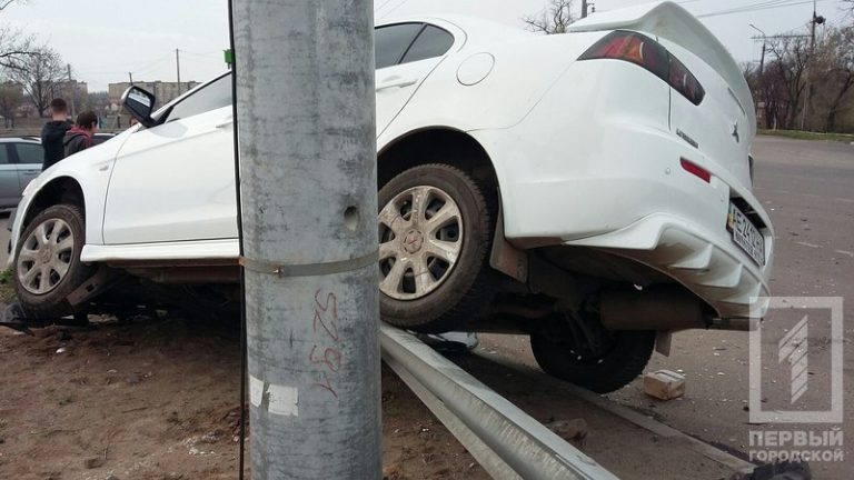 ДТП на дамбе : «ВАЗ» врезался в «Mitsubishi Lancer» (фото)