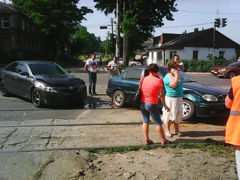 ДТП на Канатной: столкнулись «Toyota Camry» и «Daewoo Lanos» (фото)