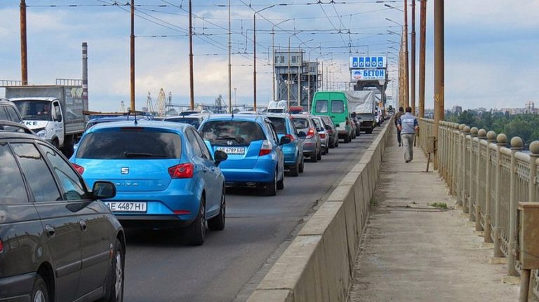 ДТП на мосту в Днепре: столкнулись «Mitsubishi» и «Nissan» (фото)