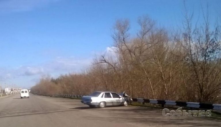 ДТП на мосту: водитель на «Opel» влетел в отбойник и столкнулся с фурой (фото)