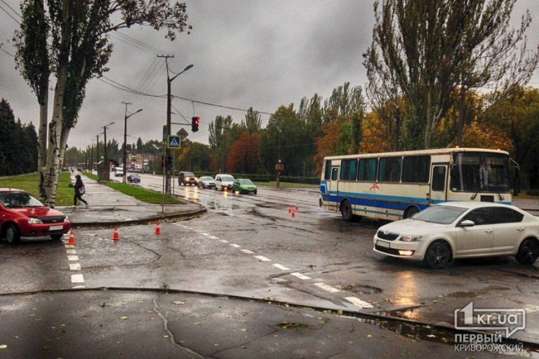 ДТП на перекрестке: автобус протаранил «ВАЗ» (фото)
