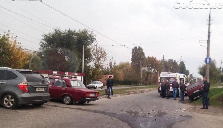 ДТП на трамвайных путях: «Honda» протаранила «Ладу» (фото)