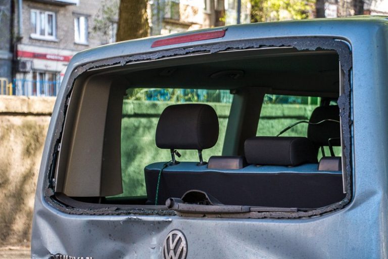 ДТП в центре Днепра: столкнулись «Mercedes» и «Porsche», есть пострадавшие (фото)