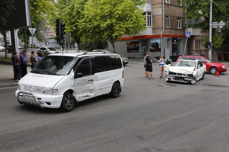 ДТП в Днепре: «BMW» врезался в «Mercedes» (фото, видео)