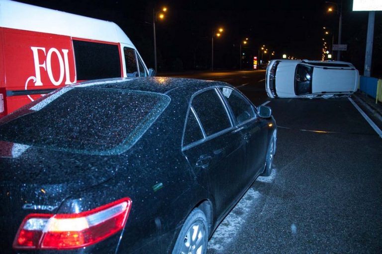 ДТП в Днепре: на Слобожанском проспекте перевернулся автомобиль «Toyota Land Cruiser» (фото)
