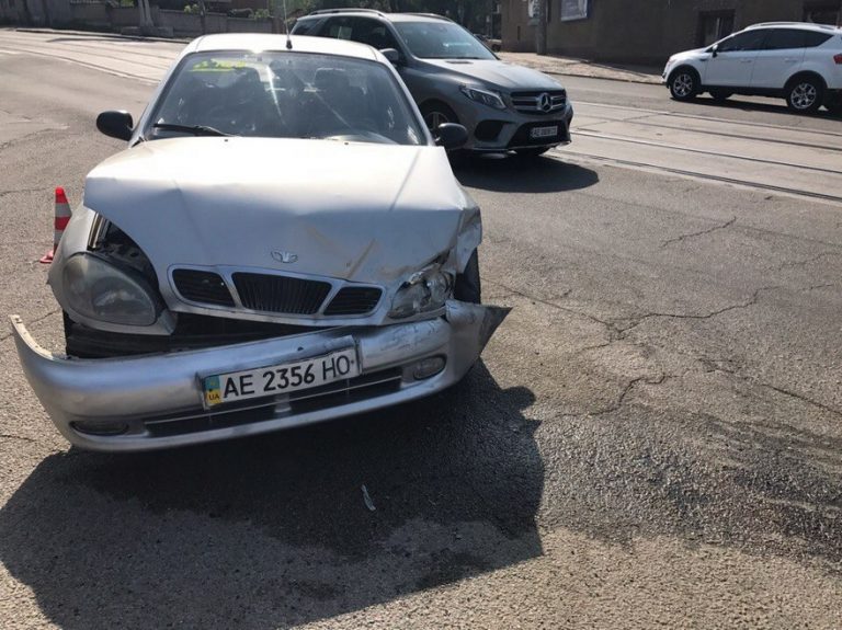 ДТП в Днепре: столкнулись «Lanos» и «SsangYong», есть пострадавшие (фото)