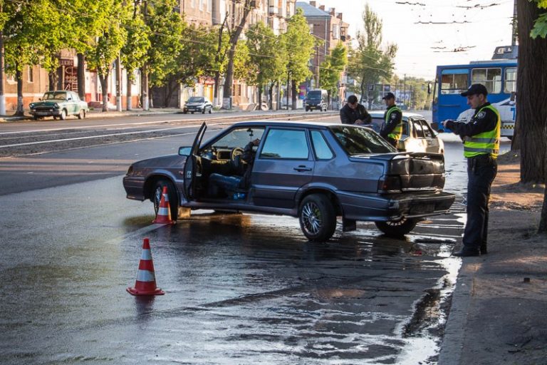 ДТП в Днепре: «ВАЗ» влетел в люк, от удара вырвало колеса (фото)