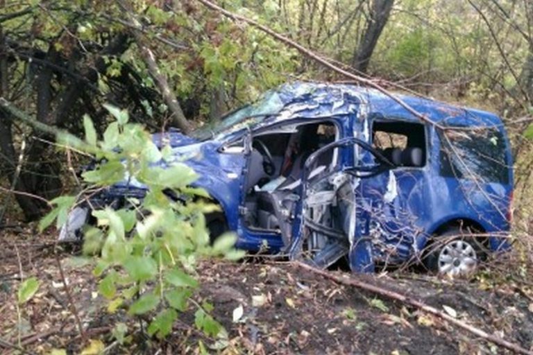 ДТП в Днепре: водитель на «Volkswagen Caddy» слетел в кювет (фото)