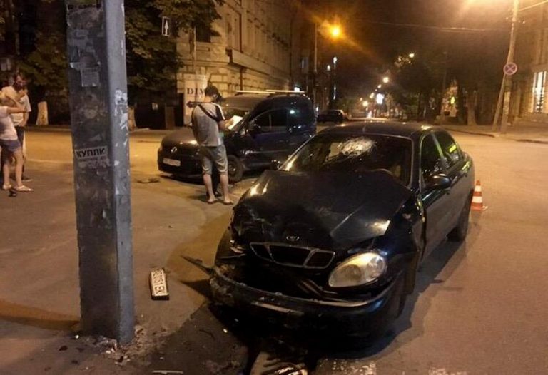ДТП в Днепре: «ЗАЗ» протаранил иномарку, есть пострадавшие (фото)