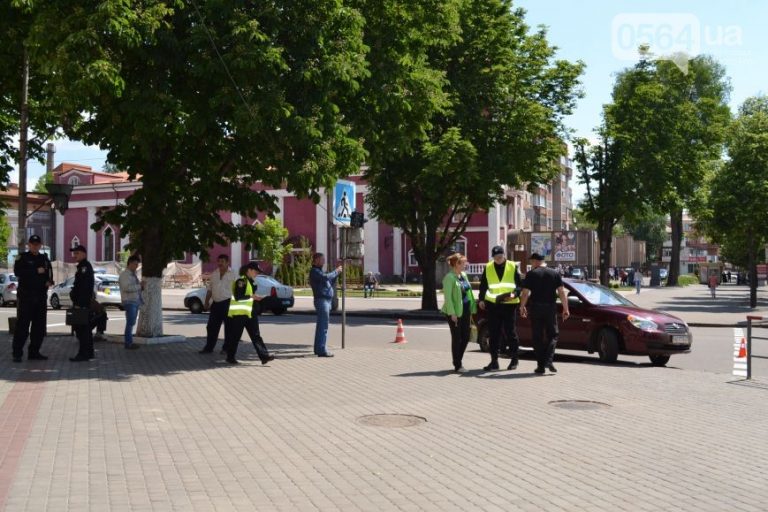 Грузовик выбил «Hyundai» на тротуар (фото)