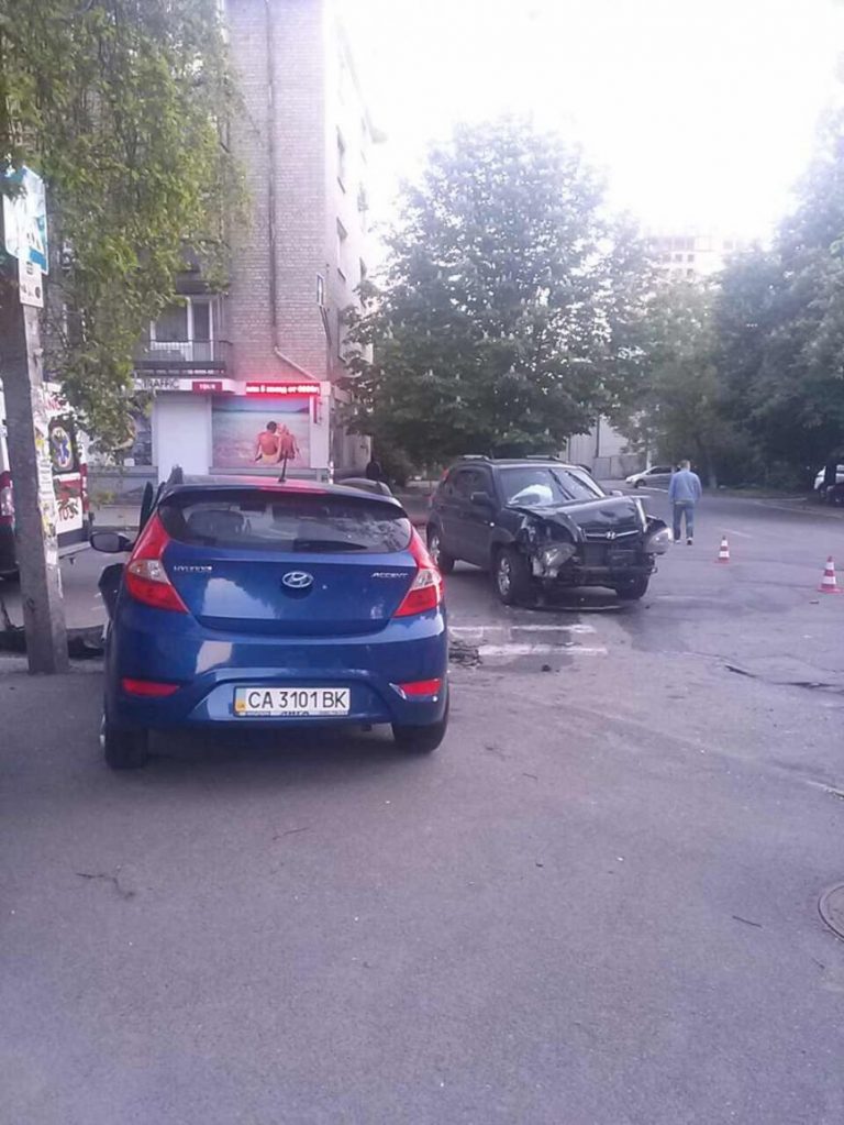 Машины «всмятку»: в Днепре не поделили дорогу две иномарки