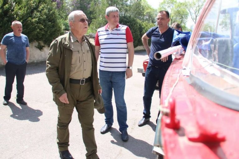 Мэр Кривого Рога передал бойцам АТО моторную лодку