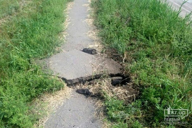 Металлоломщики повредили асфальт в поисках наживы (фото)
