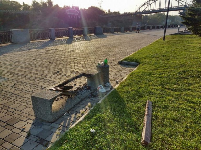 На набережной Днепра вандалы уничтожили скамейку (фото)