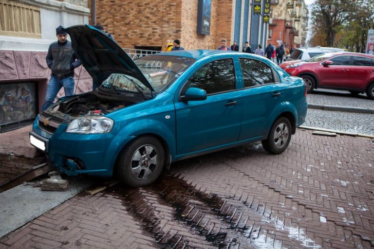 На проспекте Яворницкого «Chevrolet» врезался в ступеньки детского магазина (фото)