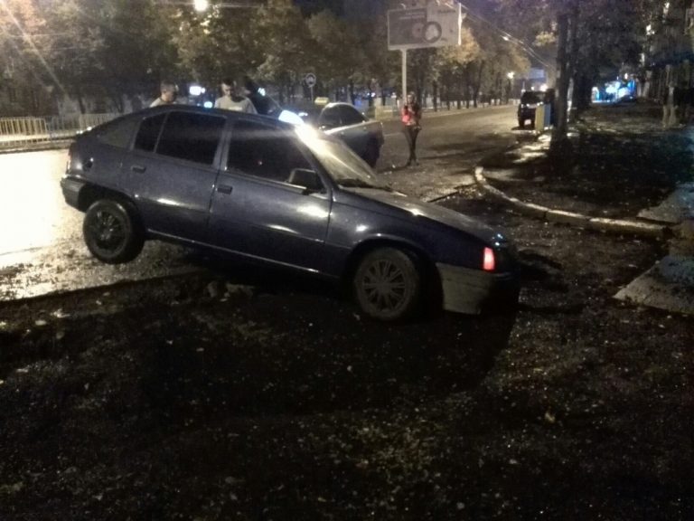 На Рабочей после ремонта дороги автомобиль провалился под асфальт (фото)
