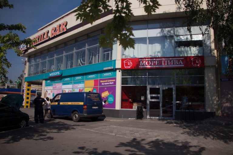 На Слобожанском проспекте посреди улицы умер мужчина (фото)