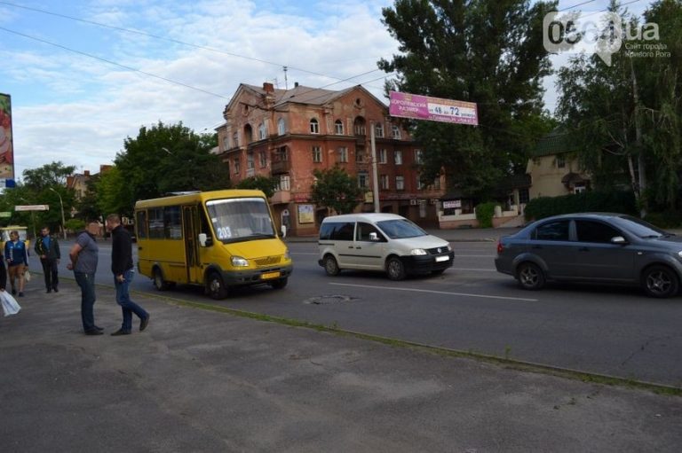 Не успел затормозить: водитель на «Volkswagen Caddy» влетел в «Chevrolet Aveo» (фото)