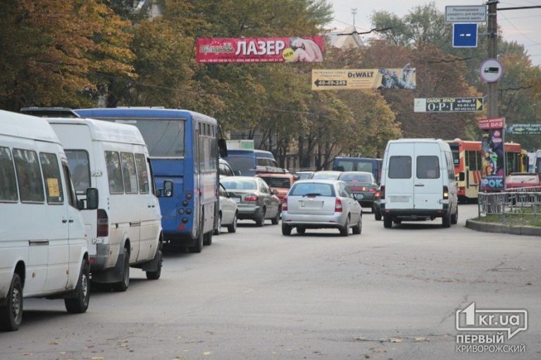 Не выдержал дистанцию: автобус врезался в маршрутку (фото)