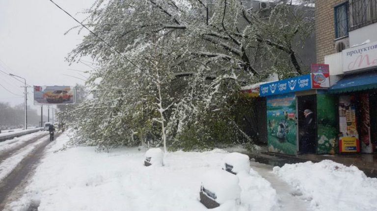 Непогода оккупировала 16-ю горбольницу Днепра