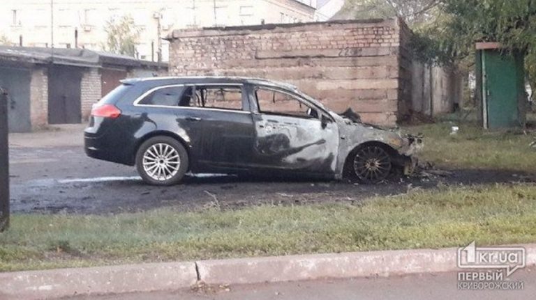 Ночной поджог: в гаражном кооперативе сожгли «Opel» (фото)