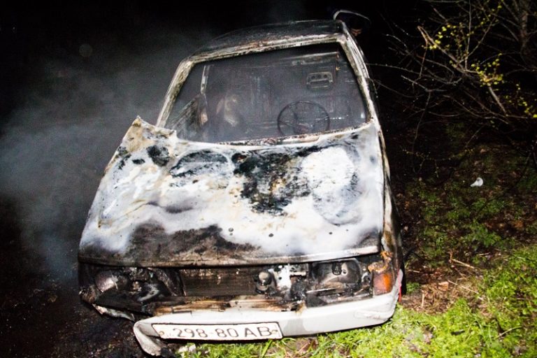 Ночной пожар: на Победе сгорел автомобиль