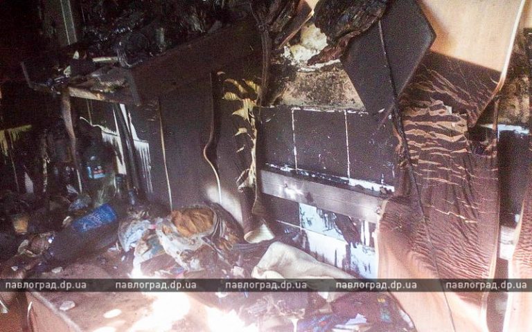 Павлоградские спасатели вывели из пожара 80-летнюю женщину