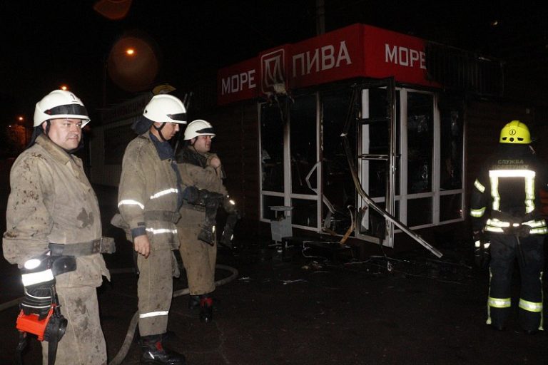 Поджог в Днепре: сгорел киоск «Море пива» (фото, видео)