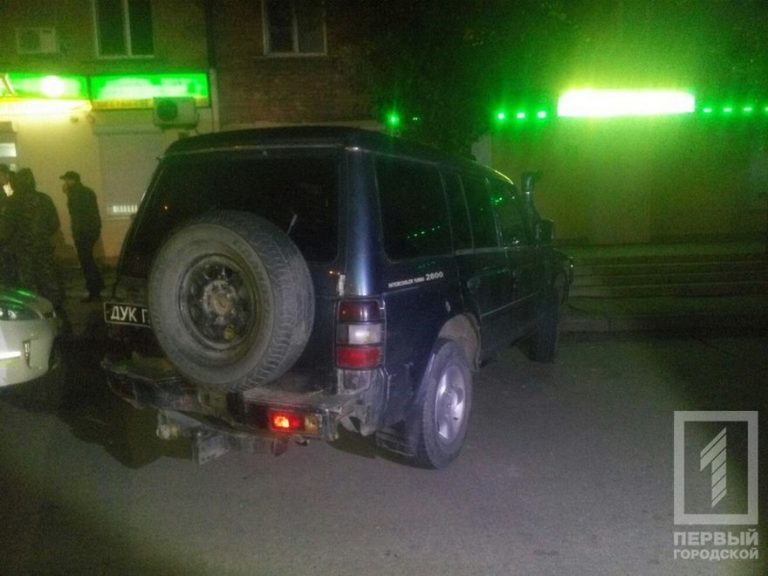Полицейские задержали подозрительный автомобиль с военными номерами (фото)