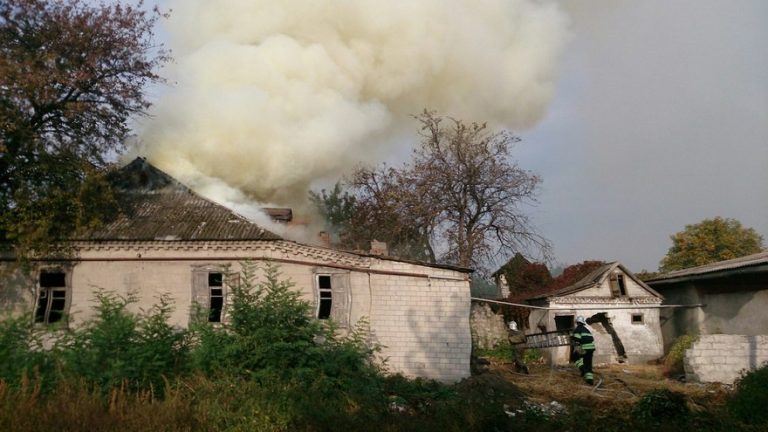Пожар в доме: огонь повредил крышу (фото)