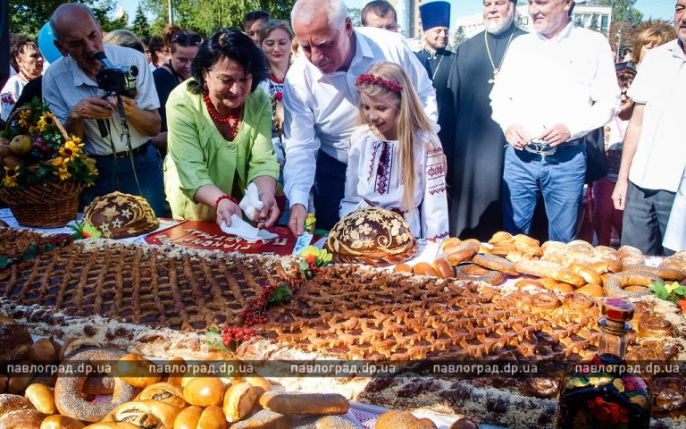 Предприниматели подарили павлоградцам 3-метровый пирог (ФОТО и ВИДЕО)
