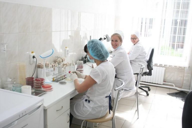 Представители Днепровской городского совета посетили современную бактериологическую лабораторию на базе городской клинической больницы № 9