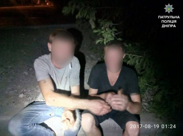 Разбой по-днепровски: трое грабителей избили мужчину (фото)