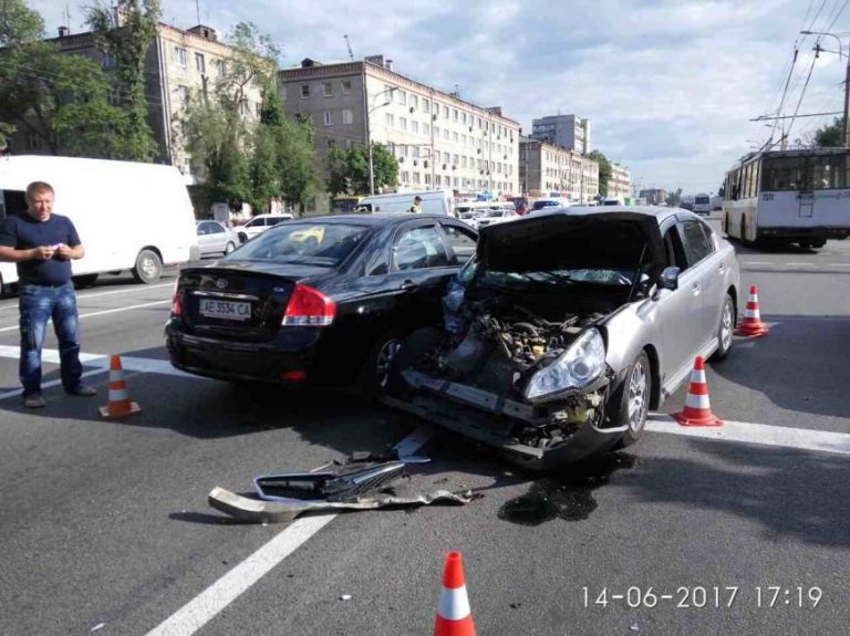 Развороченные авто: в Днепре произошло тройное ДТП