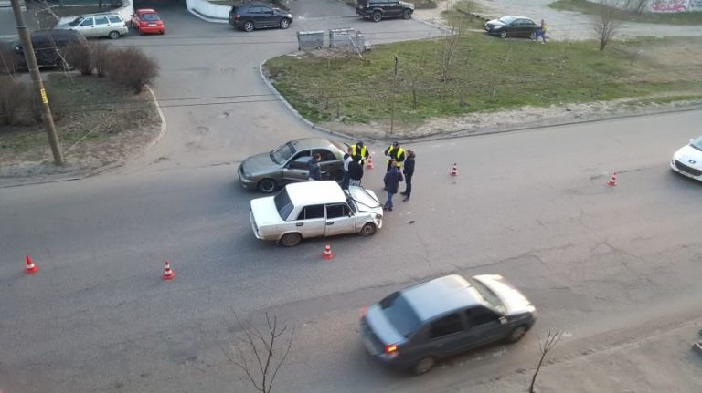 СЕЙЧАС! На левом берегу Днепра авария — движение затруднено