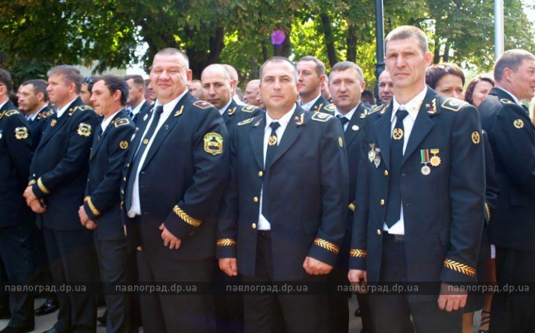Сотни шахтеров прошли по главной улице Павлограда (ФОТО и ВИДЕО)