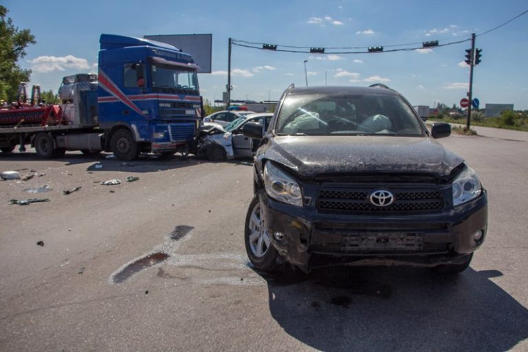 Тройное ДТП в Днепре: виновный скрылся с места аварии (фото)