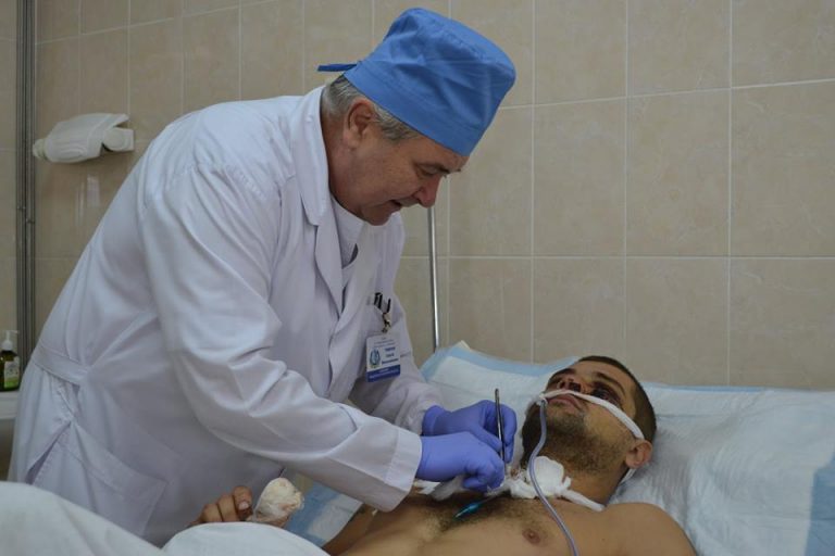 Тяжелораненый в Мечникова: осколки глубоко в голове и шее (фото)
