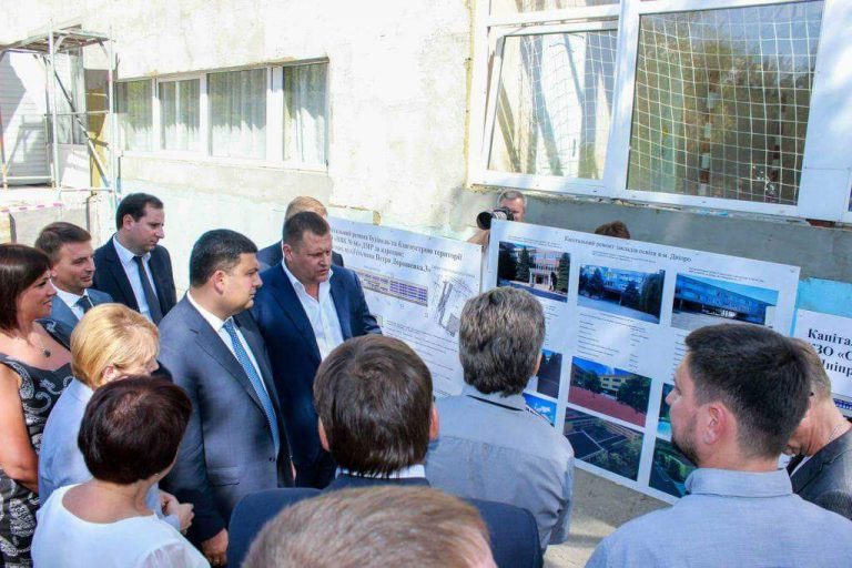 У Дніпрі Прем’єр-міністр Володимир Гройсман та мер Борис Філатов відвідали одну зі шкіл, де триває капітальний ремонт