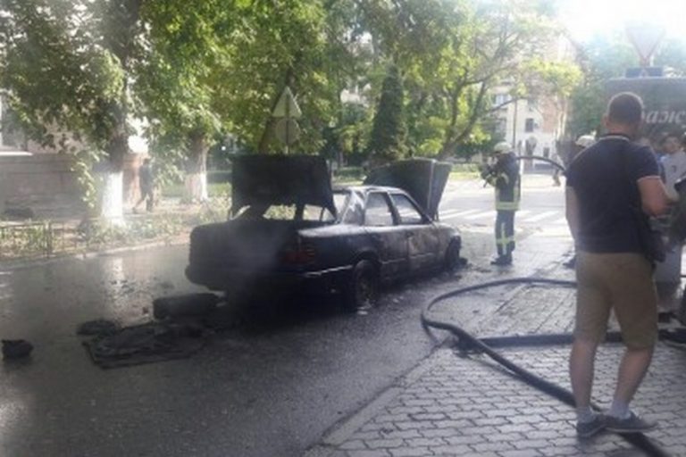 В центре Днепра на ходу загорелся «Mercedes» (фото)