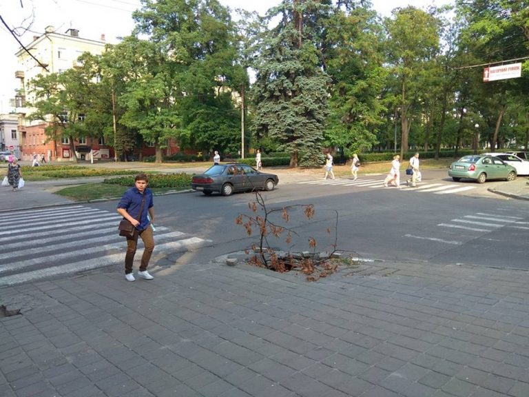 В центре Днепра образовалась огромная дыра
