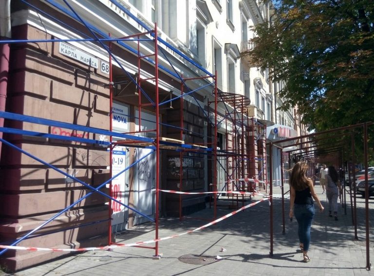 В центре Днепра реконструируют дома с беседками на крышах (фото)