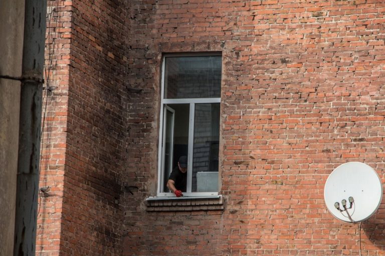 В Днепре из окна на 3 этаже в зале суда выбросилась супружеская пара (фото, видео)