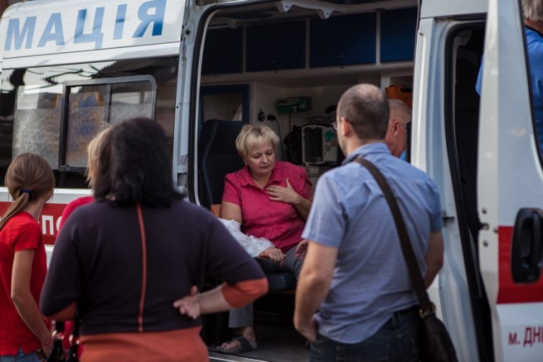 В Днепре леди за рулем «Kia» вылетела на аллею и сбила женщину (фото)