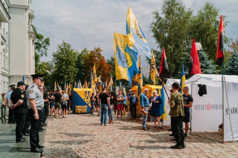В Днепре митингуют под облсоветом (фото)